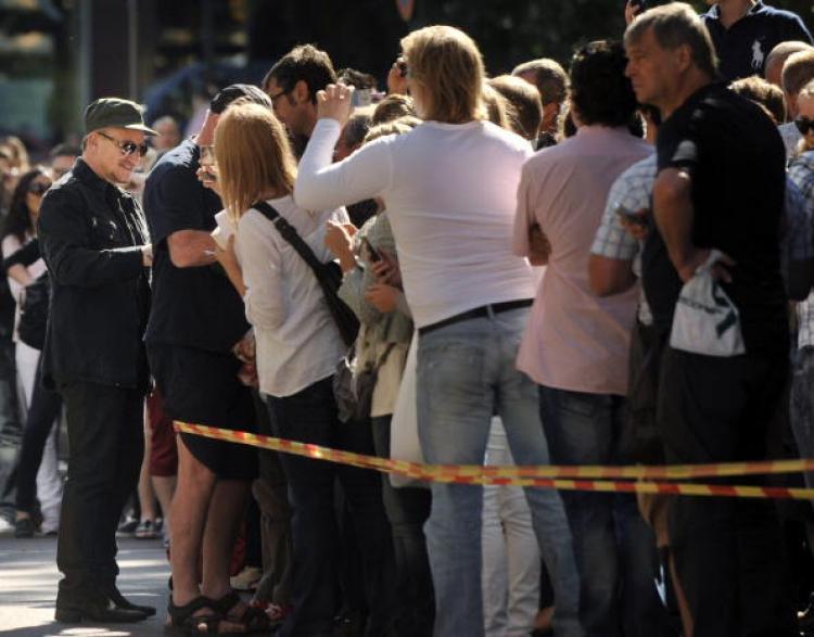 <a><img src="https://www.theepochtimes.com/assets/uploads/2015/09/103499524.jpg" alt="Bono (L), lead singer of Irish rock band U2 signs autographs for fans outside the Hotel Kamp in Helsinki, Finland on Aug. 20, 2010.  (Petra Piitulainen/AFP/Getty Images )" title="Bono (L), lead singer of Irish rock band U2 signs autographs for fans outside the Hotel Kamp in Helsinki, Finland on Aug. 20, 2010.  (Petra Piitulainen/AFP/Getty Images )" width="320" class="size-medium wp-image-1815717"/></a>