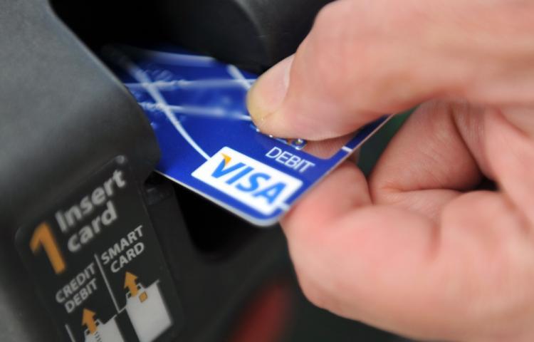 <a><img src="https://www.theepochtimes.com/assets/uploads/2015/09/103506017.jpg" alt="A credit card is swiped at a parking meter on Aug. 20 in Washington. New rules issued by the U.S. Federal Reserve Board regarding late payment fees and interest rate hikes took effect on Sunday. (Tim Sloan/AFP/Getty Images)" title="A credit card is swiped at a parking meter on Aug. 20 in Washington. New rules issued by the U.S. Federal Reserve Board regarding late payment fees and interest rate hikes took effect on Sunday. (Tim Sloan/AFP/Getty Images)" width="320" class="size-medium wp-image-1815815"/></a>