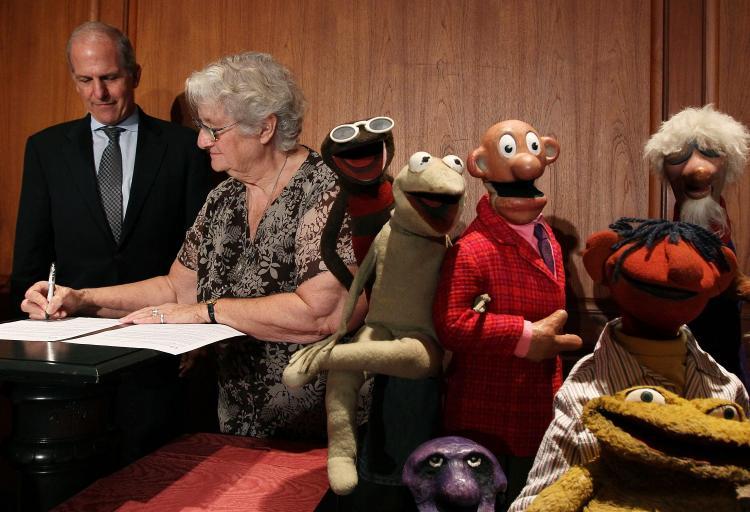 <a><img src="https://www.theepochtimes.com/assets/uploads/2015/09/103630817.jpg" alt="Brent Glass (L), director of the National Museum of American History, watches as Jane Henson, co-creator of the Muppets, signs papers during a ceremony on August 25. Mrs. Henson donated 10 of her late husband's characters from 'Sam and Friends' to the Museum. (Photo by Mark Wilson/Getty Images)" title="Brent Glass (L), director of the National Museum of American History, watches as Jane Henson, co-creator of the Muppets, signs papers during a ceremony on August 25. Mrs. Henson donated 10 of her late husband's characters from 'Sam and Friends' to the Museum. (Photo by Mark Wilson/Getty Images)" width="320" class="size-medium wp-image-1815556"/></a>