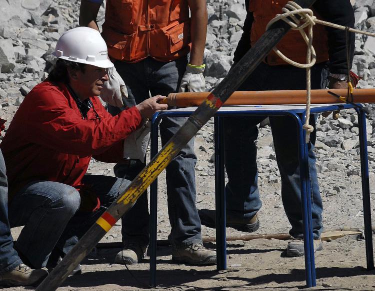 <a><img src="https://www.theepochtimes.com/assets/uploads/2015/09/103709712.jpg" alt="Chilean Minister of Mining Laurence Golborne (L) receives a 'dove', a rocket-shaped metal tube which is used to send supplies to the trapped miners, at the San Jose gold and copper mine in Copiapo, near Santiago on August 29.  (Ariel Marinkovic/Getty IMages)" title="Chilean Minister of Mining Laurence Golborne (L) receives a 'dove', a rocket-shaped metal tube which is used to send supplies to the trapped miners, at the San Jose gold and copper mine in Copiapo, near Santiago on August 29.  (Ariel Marinkovic/Getty IMages)" width="320" class="size-medium wp-image-1815373"/></a>