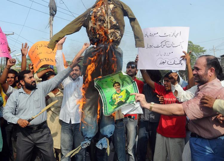 <a><img src="https://www.theepochtimes.com/assets/uploads/2015/09/103744960.jpg" alt="Pakistani cricket fans hold a burning effigy of national cricket team captain Salman Butt during a protest against a match fixing scandal, in Lahore on Aug. 31. (STR/AFP/Getty Images)" title="Pakistani cricket fans hold a burning effigy of national cricket team captain Salman Butt during a protest against a match fixing scandal, in Lahore on Aug. 31. (STR/AFP/Getty Images)" width="320" class="size-medium wp-image-1815253"/></a>