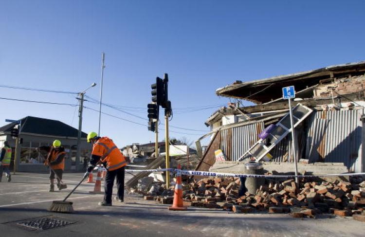 <a><img src="https://www.theepochtimes.com/assets/uploads/2015/09/103829261.jpg" alt="Workers sweep a street after a 7.1 magnitude earthquake struck 30km west of the city at 4:35 am this morning September 4, 2010 in Christchurch, New Zealand. (Joseph Johnson/Getty Images)" title="Workers sweep a street after a 7.1 magnitude earthquake struck 30km west of the city at 4:35 am this morning September 4, 2010 in Christchurch, New Zealand. (Joseph Johnson/Getty Images)" width="320" class="size-medium wp-image-1815130"/></a>