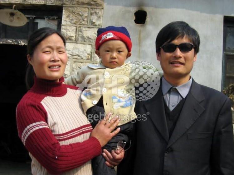 <a><img src="https://www.theepochtimes.com/assets/uploads/2015/09/103959116-small.jpg" alt="Chinese human rights lawyer Chen Guangcheng with his wife and daughter outside their home in Dongshigu village on March 28, 2005. Chen spent over four years in prison for accusing family-planning officials in Shandong Province of forcing at least 7,000 women to be sterilized or undergo late-term abortions. (AFP/Getty Images)" title="Chinese human rights lawyer Chen Guangcheng with his wife and daughter outside their home in Dongshigu village on March 28, 2005. Chen spent over four years in prison for accusing family-planning officials in Shandong Province of forcing at least 7,000 women to be sterilized or undergo late-term abortions. (AFP/Getty Images)" width="320" class="size-medium wp-image-1798121"/></a>
