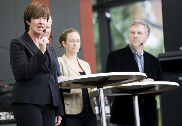 <a><img src="https://www.theepochtimes.com/assets/uploads/2015/09/104022195MonaSahlin.jpg" alt="WAR OF WORDS: Speaking at a Stockholm rally on Sept. 12, the leaders of the the Social Democrats led by Mona Sahlin (L), the Left Party led by Lars Ohly (2nd L, behind Sahlin) and the Green Party represented by Maria Wetterstrand (2nd R) and Peter Eriksson (R), try to win undecided voters for their coalition in Sweden's Sept. 19 elections. (Jonathan Nackstrand/Getty Images)" title="WAR OF WORDS: Speaking at a Stockholm rally on Sept. 12, the leaders of the the Social Democrats led by Mona Sahlin (L), the Left Party led by Lars Ohly (2nd L, behind Sahlin) and the Green Party represented by Maria Wetterstrand (2nd R) and Peter Eriksson (R), try to win undecided voters for their coalition in Sweden's Sept. 19 elections. (Jonathan Nackstrand/Getty Images)" width="320" class="size-medium wp-image-1814655"/></a>
