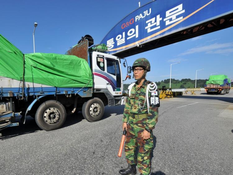 <a><img src="https://www.theepochtimes.com/assets/uploads/2015/09/104133452-WEB.jpg" alt="South Korean trucks carry 530 tons of food aid to North Korean flood victims on Sept. 16. The South Korean government has all but stopped sending food aid to the North insisting that the communist regime first take steps toward denuclearization before aid resumes. Critics of food aid say it serves to strengthen the regime, rather help those in need. (JUNG YEON-JE/AFP/Getty Images)" title="South Korean trucks carry 530 tons of food aid to North Korean flood victims on Sept. 16. The South Korean government has all but stopped sending food aid to the North insisting that the communist regime first take steps toward denuclearization before aid resumes. Critics of food aid say it serves to strengthen the regime, rather help those in need. (JUNG YEON-JE/AFP/Getty Images)" width="320" class="size-medium wp-image-1812711"/></a>
