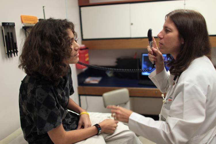 <a><img src="https://www.theepochtimes.com/assets/uploads/2015/09/104384491.jpg" alt="Pre-existing conditions: University of Miami Pediatrician Endocrinologist Dr. Janine Sanchez examines Roberto V. Murillo,13, in an examination room at the University of Miami Leonard M. Miller School of Medicine on September 23, 2010 in Miami, Florida. An Obama administration study found that as many as half of Americans may have pre-existing conditions. (Joe Raedle/Getty Images)" title="Pre-existing conditions: University of Miami Pediatrician Endocrinologist Dr. Janine Sanchez examines Roberto V. Murillo,13, in an examination room at the University of Miami Leonard M. Miller School of Medicine on September 23, 2010 in Miami, Florida. An Obama administration study found that as many as half of Americans may have pre-existing conditions. (Joe Raedle/Getty Images)" width="320" class="size-medium wp-image-1809502"/></a>