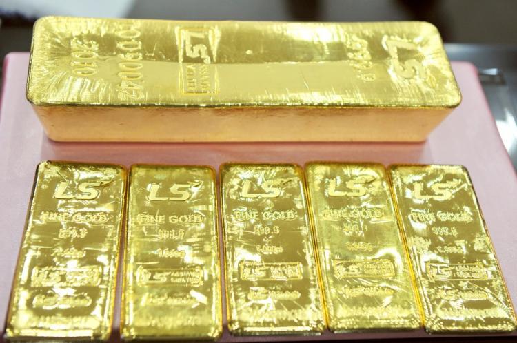<a><img src="https://www.theepochtimes.com/assets/uploads/2015/09/104938452.jpg" alt="A pure 12.5-kg gold bar (top) and 1 kg gold bars produced by South Korean metal refiner LS-Nikko are displayed at an exhibition center in Goyang, northwest of Seoul, on September 30, 2010. (Jung Yeon-Je/AFP/Getty Images)" title="A pure 12.5-kg gold bar (top) and 1 kg gold bars produced by South Korean metal refiner LS-Nikko are displayed at an exhibition center in Goyang, northwest of Seoul, on September 30, 2010. (Jung Yeon-Je/AFP/Getty Images)" width="320" class="size-medium wp-image-1809366"/></a>