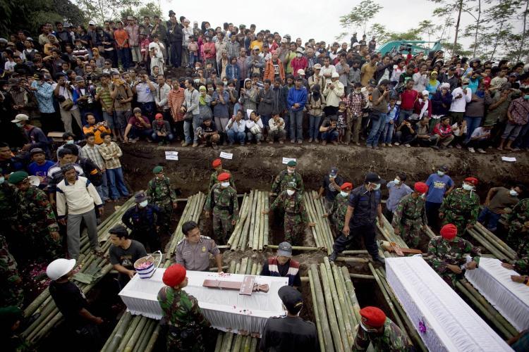 <a><img src="https://www.theepochtimes.com/assets/uploads/2015/09/106282596.jpg" alt="Indonesian soldiers and volunteers carry the coffin a victim of the Mount Merapi eruption during mass burial at Umbulhardjo village in Sleman on Oct. 28, near Yogyakarta, Indonesia. (Ulet Ifansasti/Getty Images)" title="Indonesian soldiers and volunteers carry the coffin a victim of the Mount Merapi eruption during mass burial at Umbulhardjo village in Sleman on Oct. 28, near Yogyakarta, Indonesia. (Ulet Ifansasti/Getty Images)" width="320" class="size-medium wp-image-1812944"/></a>