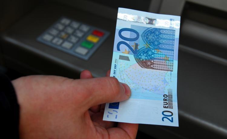 <a><img src="https://www.theepochtimes.com/assets/uploads/2015/09/107067127.jpg" alt="A person withdrawing money from an ATM in Dublin, Ireland, on November 22. (Peter Muhly/Getty Images)" title="A person withdrawing money from an ATM in Dublin, Ireland, on November 22. (Peter Muhly/Getty Images)" width="320" class="size-medium wp-image-1811718"/></a>