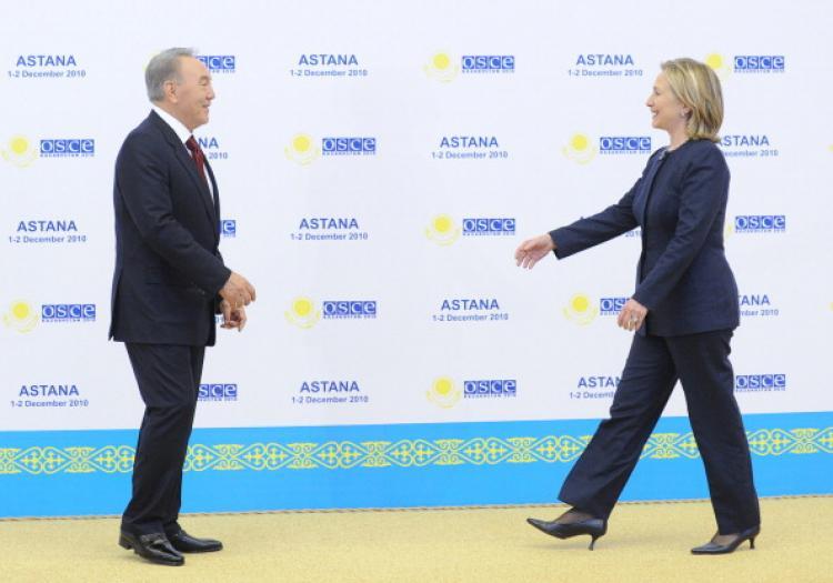 <a><img src="https://www.theepochtimes.com/assets/uploads/2015/09/107224236.jpg" alt="US Secretary of State Hillary Clinton (R) reaches out to shake hands with Kazakh President Nursultan Nazarbayev in Astana on Dec. 1. (Alexander Nemenov/AFP/Getty Images)" title="US Secretary of State Hillary Clinton (R) reaches out to shake hands with Kazakh President Nursultan Nazarbayev in Astana on Dec. 1. (Alexander Nemenov/AFP/Getty Images)" width="320" class="size-medium wp-image-1811400"/></a>