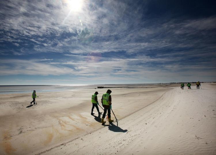 <a><img src="https://www.theepochtimes.com/assets/uploads/2015/09/107352381.jpg" alt="Workers clean tarballs from the BP oil spill on Waveland beach December 6, in Mississippi. The National Oil Spill Commission said in a statement Thursday that mismanagement by BP, Transocean, and Halliburton led to the Gulf oil spill.  (Mario Tama/Getty Images)" title="Workers clean tarballs from the BP oil spill on Waveland beach December 6, in Mississippi. The National Oil Spill Commission said in a statement Thursday that mismanagement by BP, Transocean, and Halliburton led to the Gulf oil spill.  (Mario Tama/Getty Images)" width="320" class="size-medium wp-image-1810017"/></a>