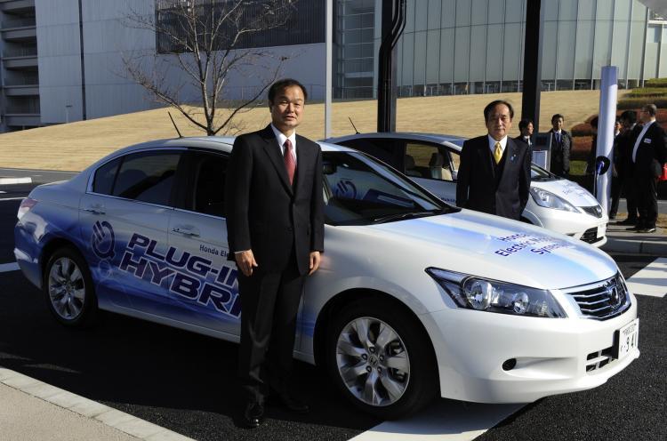 <a><img src="https://www.theepochtimes.com/assets/uploads/2015/09/107690718.jpg" alt="Honda Motors President Takanobu Ito (L) and Saitama Governor Kiyoshi Ueda (R) pose beside Honda's plug-in hybrid vehicle 'Inspire' on Dec. 20. (Toshifumi Kitamura/AFP/Getty Images)" title="Honda Motors President Takanobu Ito (L) and Saitama Governor Kiyoshi Ueda (R) pose beside Honda's plug-in hybrid vehicle 'Inspire' on Dec. 20. (Toshifumi Kitamura/AFP/Getty Images)" width="320" class="size-medium wp-image-1810668"/></a>