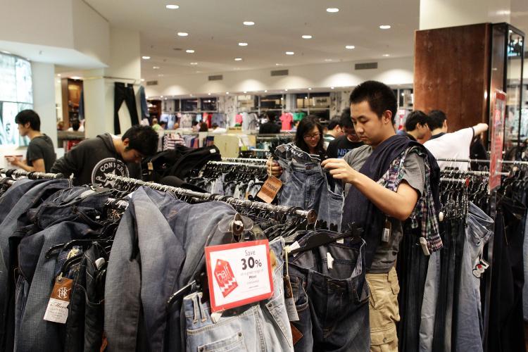 <a><img src="https://www.theepochtimes.com/assets/uploads/2015/09/107780339.jpg" alt="Shoppers purchase garments in a retail store on December 26, 2010 in Sydney, Australia.  (Brendon Thorne/Getty Images)" title="Shoppers purchase garments in a retail store on December 26, 2010 in Sydney, Australia.  (Brendon Thorne/Getty Images)" width="320" class="size-medium wp-image-1808349"/></a>