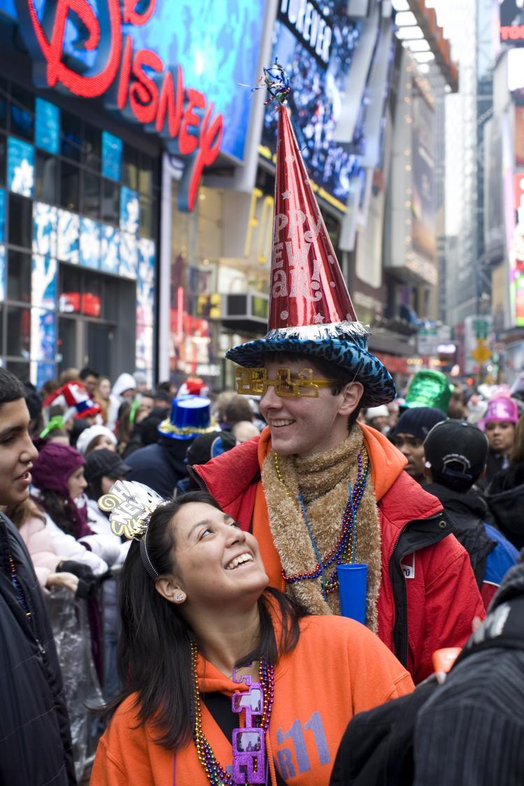 <a><img src="https://www.theepochtimes.com/assets/uploads/2015/09/107834669.jpg" alt="New Year's Eve in Times Square: Revelers who want a good view of the ball dropping arrive early in the afternoon and wait until midnight. (Brian Harkin/Getty Images)" title="New Year's Eve in Times Square: Revelers who want a good view of the ball dropping arrive early in the afternoon and wait until midnight. (Brian Harkin/Getty Images)" width="320" class="size-medium wp-image-1810266"/></a>