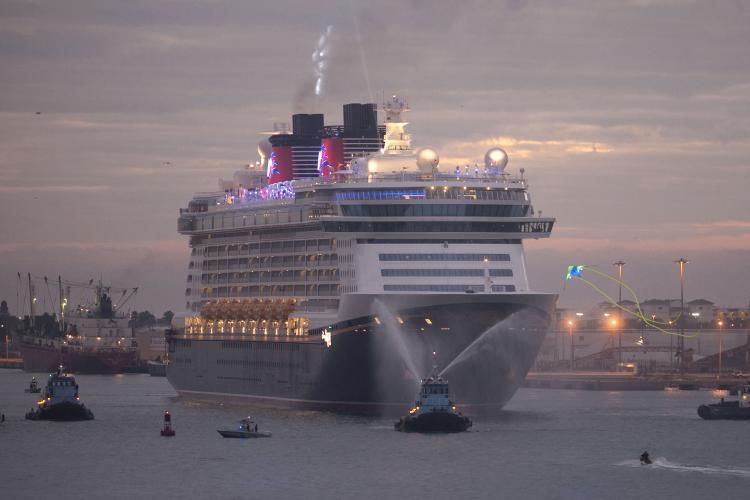 <a><img src="https://www.theepochtimes.com/assets/uploads/2015/09/107866024.jpg" alt="Disney Dream arrives Jan. 4, 2011 for the first time to her home port of Port Canaveral, Florida after traveling across the Atlantic Ocean from Germany. (David Roark/Disney via Getty Images)" title="Disney Dream arrives Jan. 4, 2011 for the first time to her home port of Port Canaveral, Florida after traveling across the Atlantic Ocean from Germany. (David Roark/Disney via Getty Images)" width="320" class="size-medium wp-image-1810029"/></a>