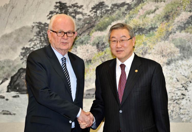 <a><img src="https://www.theepochtimes.com/assets/uploads/2015/09/107871464-WEB_2.jpg" alt="NUCLEAR TALKS: South Korean Foreign Minister Kim Sung-Hwan (R) shakes hands with Stephen Bosworth (L), U.S. special representative for North Korean policy, before their meeting at the Foreign Ministry in Seoul on Jan. 5 (Jung Yeon-Je/AFP/Getty Images)" title="NUCLEAR TALKS: South Korean Foreign Minister Kim Sung-Hwan (R) shakes hands with Stephen Bosworth (L), U.S. special representative for North Korean policy, before their meeting at the Foreign Ministry in Seoul on Jan. 5 (Jung Yeon-Je/AFP/Getty Images)" width="320" class="size-medium wp-image-1810067"/></a>