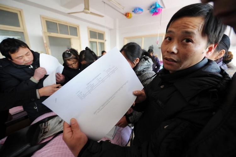 <a><img src="https://www.theepochtimes.com/assets/uploads/2015/09/107955559.jpg" alt="Seven lead poisoning cases were discovered from January to May. Photo shows parents in Anhui Province displaying the diagnosis of their children having high blood lead levels. (AFP/Getty Images)" title="Seven lead poisoning cases were discovered from January to May. Photo shows parents in Anhui Province displaying the diagnosis of their children having high blood lead levels. (AFP/Getty Images)" width="320" class="size-medium wp-image-1802676"/></a>