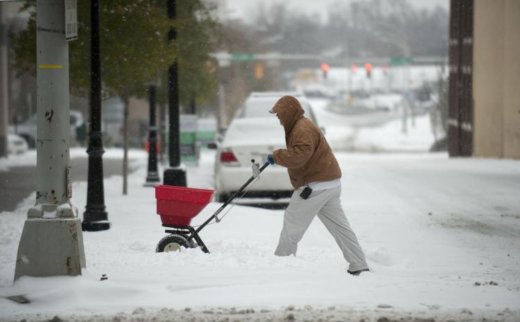 <a><img src="https://www.theepochtimes.com/assets/uploads/2015/09/107962265.jpg" alt="Todd Carnes, an employee of Crosland, spreads salt on the sidewalks surrounding The Catalyst apartments January 10, 2010 in Charlotte, North Carolina.  (Davis Turner/Getty Images)" title="Todd Carnes, an employee of Crosland, spreads salt on the sidewalks surrounding The Catalyst apartments January 10, 2010 in Charlotte, North Carolina.  (Davis Turner/Getty Images)" width="320" class="size-medium wp-image-1809801"/></a>