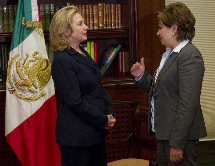 <a><img src="https://www.theepochtimes.com/assets/uploads/2015/09/108297914_Mexico_drugtrafficking_2.jpg" alt="Mexican Foreign Minister Patricia Espinosa (R) talks with Hilary Clinton about border security and drug trafficking during a visit to Mexico City. (Saul Loeb/AFP/Getty Images)" title="Mexican Foreign Minister Patricia Espinosa (R) talks with Hilary Clinton about border security and drug trafficking during a visit to Mexico City. (Saul Loeb/AFP/Getty Images)" width="320" class="size-medium wp-image-1809112"/></a>