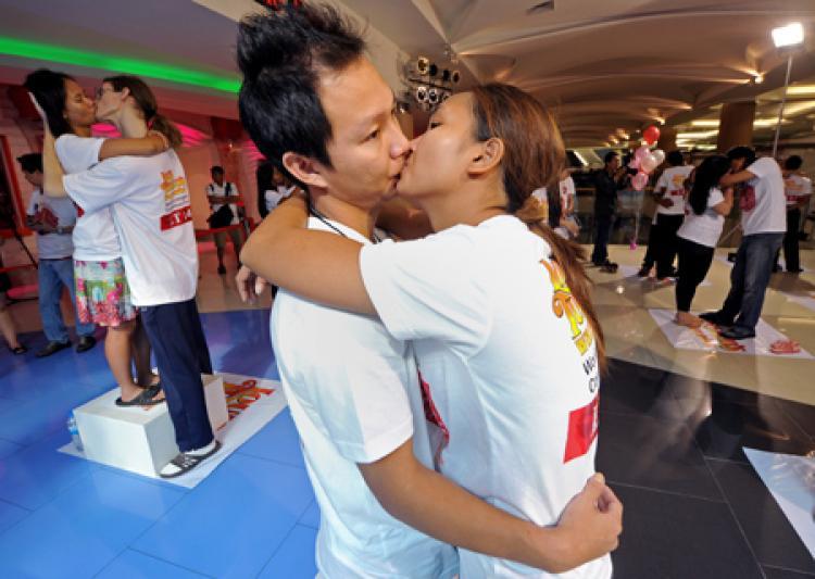 <a><img src="https://www.theepochtimes.com/assets/uploads/2015/09/109043130.jpg" alt="Thai couples kiss during a competition for the 'World's Longest Continous Kiss' to mark Valentine's Day in the Thai resort area of Pattaya on February 13, 2011. Fourteen couples took part in the kissing marathon in the hope of breaking the Guinness world. (Pornchai Kittiwongsakul/Getty Images )" title="Thai couples kiss during a competition for the 'World's Longest Continous Kiss' to mark Valentine's Day in the Thai resort area of Pattaya on February 13, 2011. Fourteen couples took part in the kissing marathon in the hope of breaking the Guinness world. (Pornchai Kittiwongsakul/Getty Images )" width="320" class="size-medium wp-image-1808335"/></a>