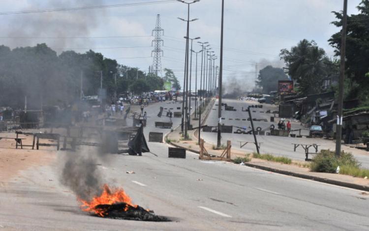 <a><img src="https://www.theepochtimes.com/assets/uploads/2015/09/110113746.jpg" alt="A picture of barricades and burning tires on the main road leading to the Abobo district of Abidjan taken on March 15, 2011. (Issouf Sanogo/AFP/Getty Images)" title="A picture of barricades and burning tires on the main road leading to the Abobo district of Abidjan taken on March 15, 2011. (Issouf Sanogo/AFP/Getty Images)" width="320" class="size-medium wp-image-1806649"/></a>