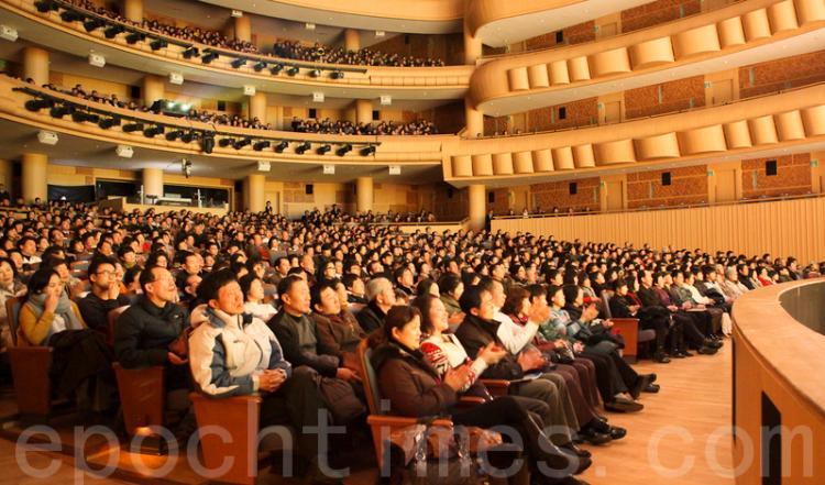 <a><img src="https://www.theepochtimes.com/assets/uploads/2015/09/1101300525101500_1.jpg" alt="The last Shen Yun Performance in the Gaoyang Aram Nuri was concluded successfully.  (Photo by Kim Kuk-huan/ The Epoch Times)" title="The last Shen Yun Performance in the Gaoyang Aram Nuri was concluded successfully.  (Photo by Kim Kuk-huan/ The Epoch Times)" width="320" class="size-medium wp-image-1809039"/></a>