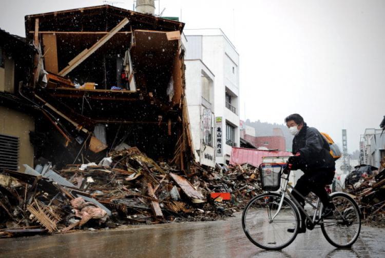 <a><img src="https://www.theepochtimes.com/assets/uploads/2015/09/110166902.jpg" alt="A man rides a bicycle past houses destroyed by the March 11 tsunami as snow falls in the city of Kesennuma in Miyagi prefecture on March 16, 2011. (Philippe Lopez/AFP/Getty Images)" title="A man rides a bicycle past houses destroyed by the March 11 tsunami as snow falls in the city of Kesennuma in Miyagi prefecture on March 16, 2011. (Philippe Lopez/AFP/Getty Images)" width="320" class="size-medium wp-image-1806699"/></a>