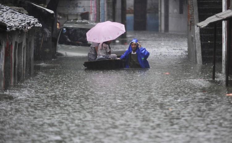 <a><img src="https://www.theepochtimes.com/assets/uploads/2015/09/1106190017522192.jpg" alt="A Jiangxi man leads his family to higher ground in China's flooded Nanchang Province, June 15, 2011. (STR/AFP/Getty Images)" title="A Jiangxi man leads his family to higher ground in China's flooded Nanchang Province, June 15, 2011. (STR/AFP/Getty Images)" width="320" class="size-medium wp-image-1802445"/></a>