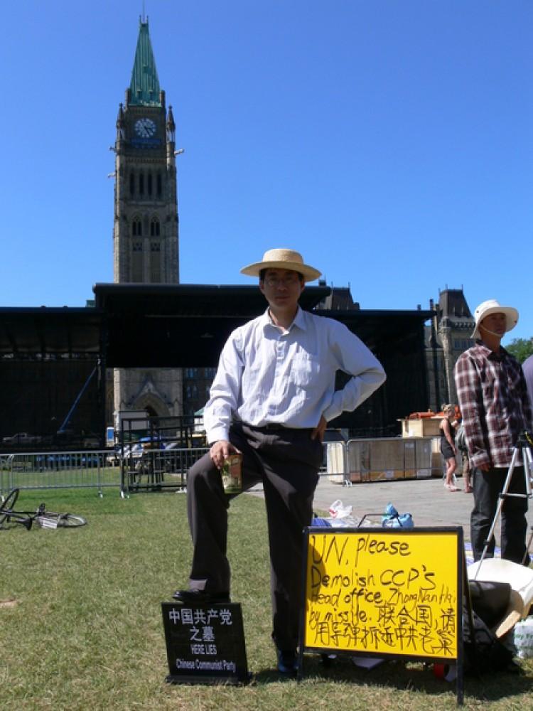 <a><img src="https://www.theepochtimes.com/assets/uploads/2015/09/1106212047562052.jpg" alt="Zhang Xiangyang, a Toronto resident, steps on a symbolic CCP tombstone to protest the forced demolition of his home in China.  (Wu Wei/The Epoch Times)" title="Zhang Xiangyang, a Toronto resident, steps on a symbolic CCP tombstone to protest the forced demolition of his home in China.  (Wu Wei/The Epoch Times)" width="250" class="size-medium wp-image-1802264"/></a>