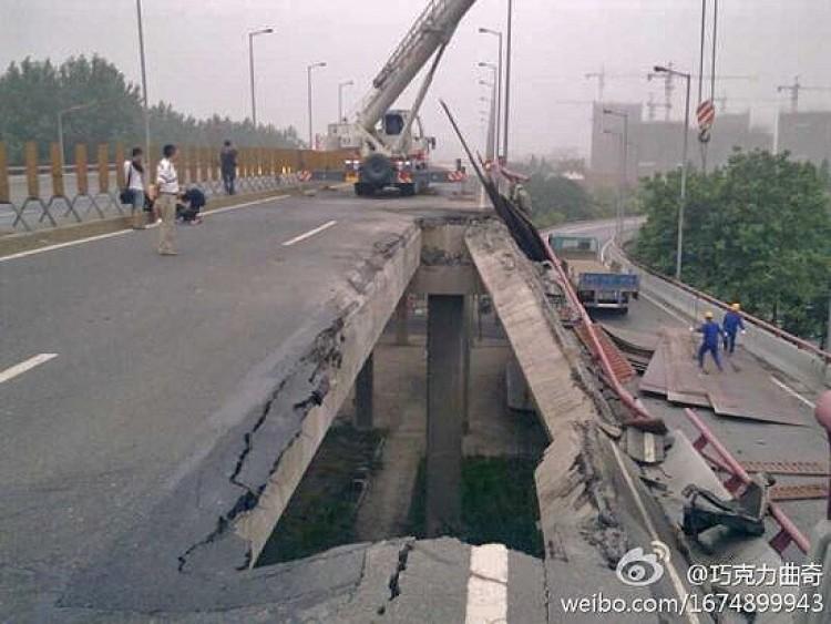 <a><img src="https://www.theepochtimes.com/assets/uploads/2015/09/1107142258552431.jpg" alt="Large pieces fell out of the Third Qianjiang River Bridge in Hangzhou in the early morning hours of July 15, 2011. (Weibo.com)" title="Large pieces fell out of the Third Qianjiang River Bridge in Hangzhou in the early morning hours of July 15, 2011. (Weibo.com)" width="250" class="size-medium wp-image-1800823"/></a>