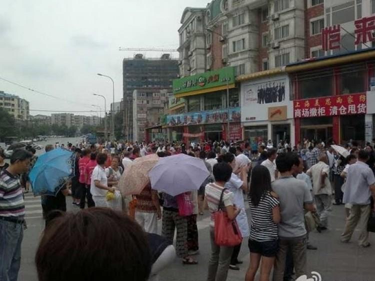 <a><img src="https://www.theepochtimes.com/assets/uploads/2015/09/1108280616022419.jpg" alt="Residents gather to begin their demonstration on Aug. 27. (Weibo.com)" title="Residents gather to begin their demonstration on Aug. 27. (Weibo.com)" width="200" class="size-medium wp-image-1798546"/></a>