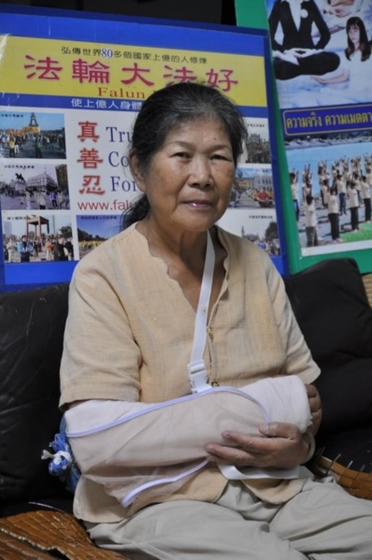 <a><img class="size-medium wp-image-1796697" title="The 72-year-old Falun Gong practitioner Lin Cai was beaten in front of the Chinese Embassy in Bangkok, resulting in a broken bone in her right arm. (Courtesy of Lin Cai)" src="https://www.theepochtimes.com/assets/uploads/2015/09/1110081431202343.jpg" alt="The 72-year-old Falun Gong practitioner Lin Cai was beaten in front of the Chinese Embassy in Bangkok, resulting in a broken bone in her right arm. (Courtesy of Lin Cai)" width="320"/></a>