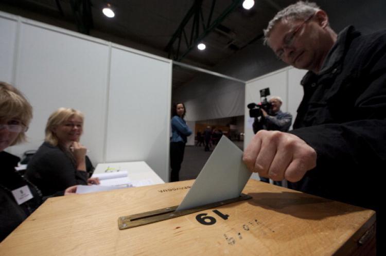 <a><img src="https://www.theepochtimes.com/assets/uploads/2015/09/111926008.jpg" alt="A man votes at a polling station at Smarinn in Kopavogur on April 9, 2011. About 230,000 Icelandic voters went to the polls Saturday to approve or reject a renegotiated deal to compensate the U.K. and the Netherlands over the 2008 collapse of Icesave bank (Halldor Kolbeins/AFP/Getty Images)" title="A man votes at a polling station at Smarinn in Kopavogur on April 9, 2011. About 230,000 Icelandic voters went to the polls Saturday to approve or reject a renegotiated deal to compensate the U.K. and the Netherlands over the 2008 collapse of Icesave bank (Halldor Kolbeins/AFP/Getty Images)" width="320" class="size-medium wp-image-1805758"/></a>