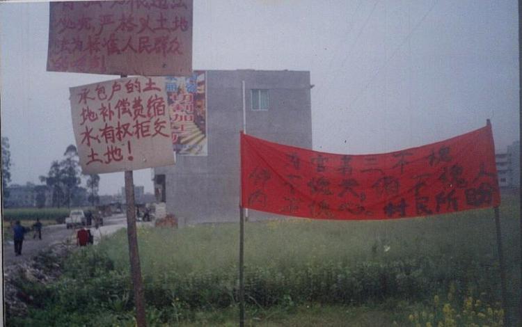 <a><img src="https://www.theepochtimes.com/assets/uploads/2015/09/111LLland.jpg" alt="Evicted Chinese villagers hang banners to protest unfair land expropriation.   (The Epoch Times)" title="Evicted Chinese villagers hang banners to protest unfair land expropriation.   (The Epoch Times)" width="320" class="size-medium wp-image-1833291"/></a>