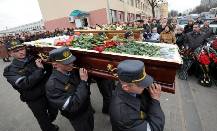 <a><img src="https://www.theepochtimes.com/assets/uploads/2015/09/112137104.jpg" alt="Belarussian policemen carry the coffins of Galina Pikulik (background) and Anatoliy Narkevich, victims of the Minsk metro bombing that killed 12 and wounded 200 on April 11, during a funeral ceremony on April 13, 2011.  (Viktor Drachev/AFP/Getty Images)" title="Belarussian policemen carry the coffins of Galina Pikulik (background) and Anatoliy Narkevich, victims of the Minsk metro bombing that killed 12 and wounded 200 on April 11, during a funeral ceremony on April 13, 2011.  (Viktor Drachev/AFP/Getty Images)" width="320" class="size-medium wp-image-1805569"/></a>