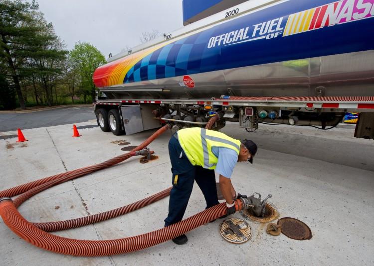 <a><img src="https://www.theepochtimes.com/assets/uploads/2015/09/112305720.jpg" alt="A tanker truck driver unloads various grades of gasoline into the underground tanks at a Sunoco gas station in April in Arlington, Virginia.  (Paul J. Richards/AFP/Getty Images)" title="A tanker truck driver unloads various grades of gasoline into the underground tanks at a Sunoco gas station in April in Arlington, Virginia.  (Paul J. Richards/AFP/Getty Images)" width="320" class="size-medium wp-image-1798235"/></a>