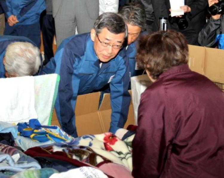 <a><img src="https://www.theepochtimes.com/assets/uploads/2015/09/112802083.jpg" alt="Tokyo Electric Power Co. President Masataka Shimizu (C) bows to an elderly evacuee to apologize for the accident at his company's Fukushima Daiichi nuclear plant at a shelter at Koriyama, Fukushima prefecture on April 22.(Jiji Press/AFP/Getty Images)" title="Tokyo Electric Power Co. President Masataka Shimizu (C) bows to an elderly evacuee to apologize for the accident at his company's Fukushima Daiichi nuclear plant at a shelter at Koriyama, Fukushima prefecture on April 22.(Jiji Press/AFP/Getty Images)" width="320" class="size-medium wp-image-1805092"/></a>