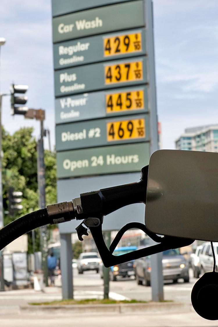 <a><img src="https://www.theepochtimes.com/assets/uploads/2015/09/113231126_1.jpg" alt="SIGN OF THE TIMES: The price for gasoline is displayed at a Shell gas station on April 27 in San Francisco, Calif. in this file photo. (David Paul Morris/Getty Images)" title="SIGN OF THE TIMES: The price for gasoline is displayed at a Shell gas station on April 27 in San Francisco, Calif. in this file photo. (David Paul Morris/Getty Images)" width="275" class="size-medium wp-image-1804616"/></a>