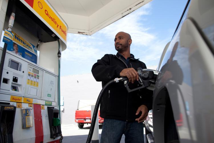 <a><img src="https://www.theepochtimes.com/assets/uploads/2015/09/113231129.jpg" alt="LOWER PRICES COMING: Samuel Lamb of San Jose, Calif. fills his truck with gasoline at a Shell gas station on April 27 in San Francisco. Gas prices nationally are expected to come down over the next few weeks as crude oil prices have plummeted. ( David Paul Morris/Getty Images )" title="LOWER PRICES COMING: Samuel Lamb of San Jose, Calif. fills his truck with gasoline at a Shell gas station on April 27 in San Francisco. Gas prices nationally are expected to come down over the next few weeks as crude oil prices have plummeted. ( David Paul Morris/Getty Images )" width="320" class="size-medium wp-image-1804282"/></a>