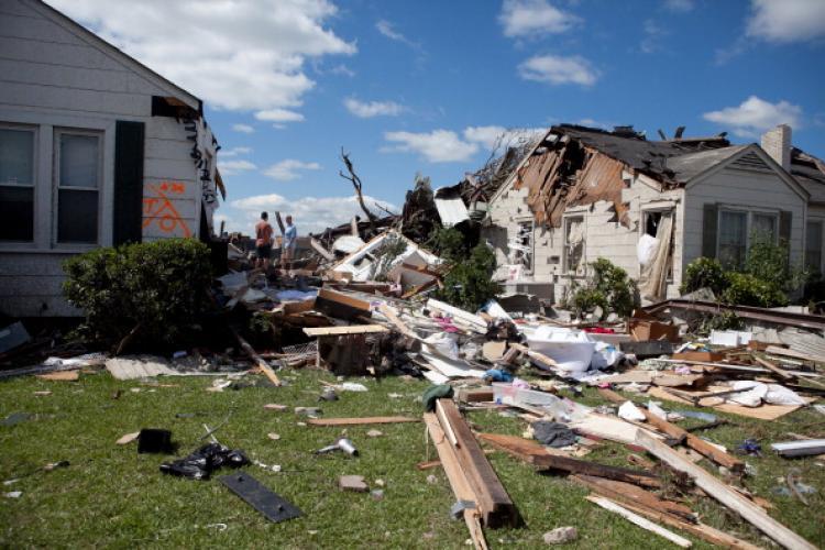 <a><img src="https://www.theepochtimes.com/assets/uploads/2015/09/113246969.jpg" alt="In the aftermath of a severe tornado, debris from homes in the Cedar Crest neighborhood that were destroyed lies on the lawns on April 28, 2011 in Tuscaloosa, Alabama. As of 8 a.m., at least 131 deaths were accounted for in Alabama. (Jessica McGowan/Getty Images)" title="In the aftermath of a severe tornado, debris from homes in the Cedar Crest neighborhood that were destroyed lies on the lawns on April 28, 2011 in Tuscaloosa, Alabama. As of 8 a.m., at least 131 deaths were accounted for in Alabama. (Jessica McGowan/Getty Images)" width="320" class="size-medium wp-image-1804793"/></a>