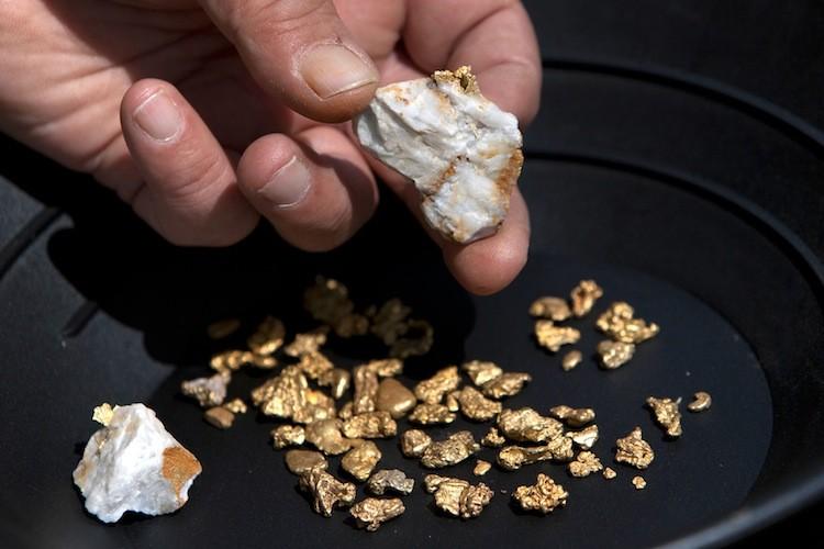 <a><img src="https://www.theepochtimes.com/assets/uploads/2015/09/113280206.jpg" alt="A miner holds up a piece of quartz with gold on April 29, in Jamestown, California. A Canadian mining company is reopening a historic gold mine in South Carolina, and expects to produce its first gold bar in 2014. (David Paul Morris/Getty Images)" title="A miner holds up a piece of quartz with gold on April 29, in Jamestown, California. A Canadian mining company is reopening a historic gold mine in South Carolina, and expects to produce its first gold bar in 2014. (David Paul Morris/Getty Images)" width="320" class="size-medium wp-image-1796307"/></a>