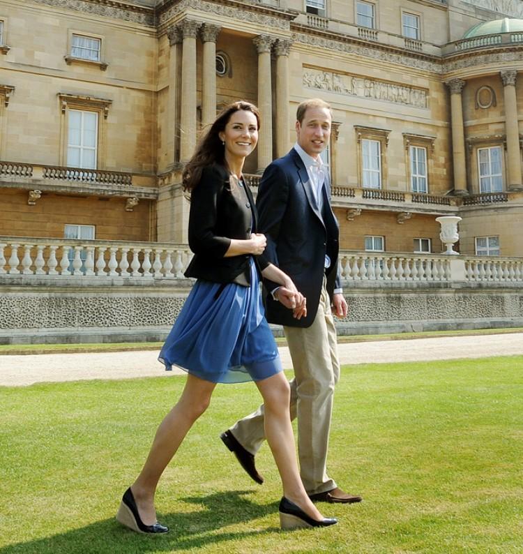 <a><img src="https://www.theepochtimes.com/assets/uploads/2015/09/113285721.jpg" alt="Prince William and his wife, Kate, walk hand in hand from Buckingham Palace in London before departing for their honeymoon on April 30. The couple will visit Canada in June for their first overseas trip together. (John Stillwell/AFP/Getty Images)" title="Prince William and his wife, Kate, walk hand in hand from Buckingham Palace in London before departing for their honeymoon on April 30. The couple will visit Canada in June for their first overseas trip together. (John Stillwell/AFP/Getty Images)" width="320" class="size-medium wp-image-1803291"/></a>