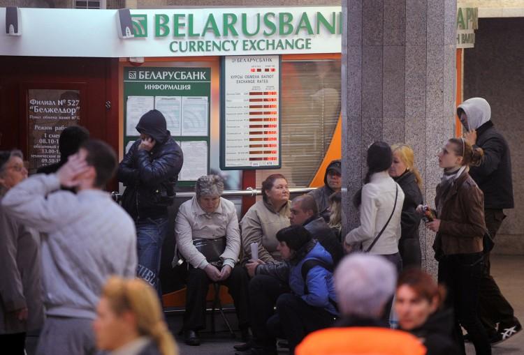 <a><img src="https://www.theepochtimes.com/assets/uploads/2015/09/113624723.jpg" alt="People wait in front of a currency exchange office in Minsk to buy hard currency after a devaluation of the Belarus ruble. (Viktor Drachev/AFP/Getty Images)" title="People wait in front of a currency exchange office in Minsk to buy hard currency after a devaluation of the Belarus ruble. (Viktor Drachev/AFP/Getty Images)" width="320" class="size-medium wp-image-1803495"/></a>