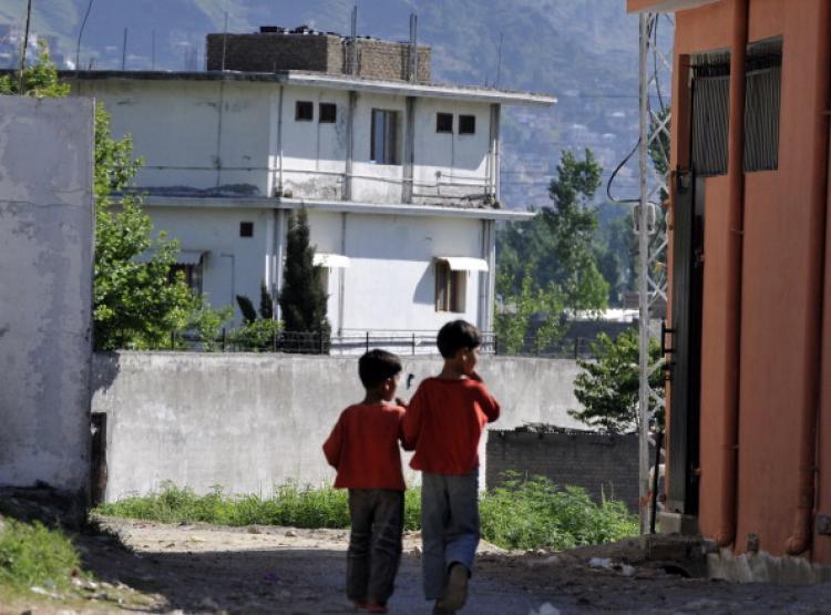 <a><img src="https://www.theepochtimes.com/assets/uploads/2015/09/113843877.jpg" alt="Pakistani boys walk toward Al-Qaeda chief Osama Bin Laden's final hideout as military and police keep the area cordoned off in Abboattabad's Bilal Town vicinity on May 8, 2011. (Aamir Qureshi/AFP/Getty Images)" title="Pakistani boys walk toward Al-Qaeda chief Osama Bin Laden's final hideout as military and police keep the area cordoned off in Abboattabad's Bilal Town vicinity on May 8, 2011. (Aamir Qureshi/AFP/Getty Images)" width="320" class="size-medium wp-image-1804254"/></a>