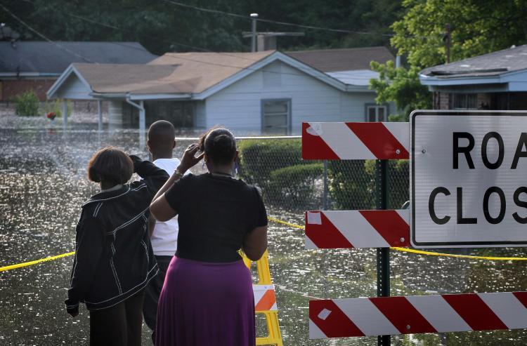 <a><img src="https://www.theepochtimes.com/assets/uploads/2015/09/113850320.jpg" alt="Residents look at houses being engulfed by floodwater in the West Junction neighborhood May 8 in Memphis. (Scott Olson/Getty Images)" title="Residents look at houses being engulfed by floodwater in the West Junction neighborhood May 8 in Memphis. (Scott Olson/Getty Images)" width="320" class="size-medium wp-image-1804250"/></a>