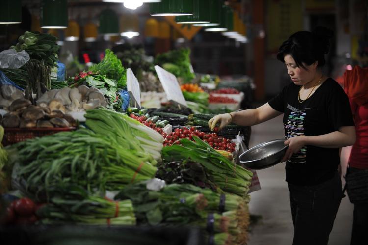 <a><img src="https://www.theepochtimes.com/assets/uploads/2015/09/114039961market.jpg" alt="People shop for vegetables in a market in Beijing on May 11, 2011. The communist officials have their own safe food supply. (Peter Parks/AFP/Getty Images)" title="People shop for vegetables in a market in Beijing on May 11, 2011. The communist officials have their own safe food supply. (Peter Parks/AFP/Getty Images)" width="320" class="size-medium wp-image-1804050"/></a>