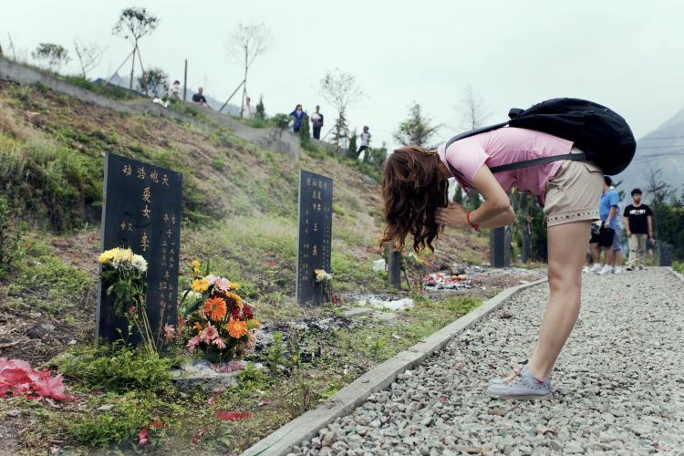 <a><img src="https://www.theepochtimes.com/assets/uploads/2015/09/114149152.jpg" alt="People mourn for fellow countrymen lost in the 2008 Sichuan earthquake on the third anniversary on May 12, 2011 in Wenchuan, Sichuan Province of China. The earthquake hit on May 12, 2008 and killed at least 68,000 people.   (ChinaFotoPress/Getty Images)" title="People mourn for fellow countrymen lost in the 2008 Sichuan earthquake on the third anniversary on May 12, 2011 in Wenchuan, Sichuan Province of China. The earthquake hit on May 12, 2008 and killed at least 68,000 people.   (ChinaFotoPress/Getty Images)" width="320" class="size-medium wp-image-1803904"/></a>