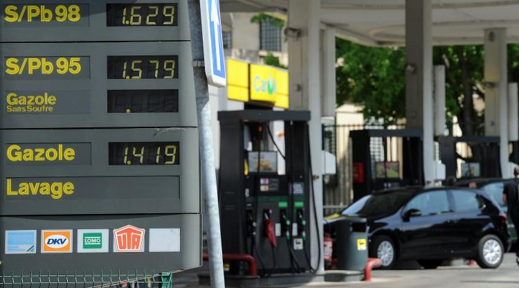 <a><img src="https://www.theepochtimes.com/assets/uploads/2015/09/114175423.jpg" alt="A prices board is pictured at a gas station in Strasbourg, eastern France, on May 10, 2011. The prices of the domestic gasoline beat a new historic record in France, reaching 1.5492 euro/liter, about $8.24US/Gallon.  (Patrick Hertzog/Getty Images)" title="A prices board is pictured at a gas station in Strasbourg, eastern France, on May 10, 2011. The prices of the domestic gasoline beat a new historic record in France, reaching 1.5492 euro/liter, about $8.24US/Gallon.  (Patrick Hertzog/Getty Images)" width="575" class="size-medium wp-image-1803626"/></a>