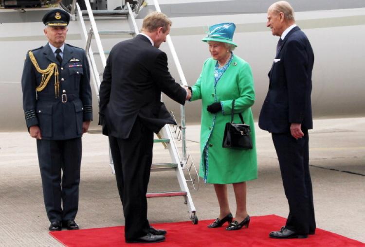 <a><img src="https://www.theepochtimes.com/assets/uploads/2015/09/114464694.jpg" alt="Queen Elizabeth shakes hands with Irish Prime Minister Enda Kenny (2nd L) as she and Prince Philip, the Duke of Edinburgh, (R) prepare to board the royal jet at Cork airport, Ireland, on May 20, 2011. (Maxwells - Irish Government/AFP/Getty Images)" title="Queen Elizabeth shakes hands with Irish Prime Minister Enda Kenny (2nd L) as she and Prince Philip, the Duke of Edinburgh, (R) prepare to board the royal jet at Cork airport, Ireland, on May 20, 2011. (Maxwells - Irish Government/AFP/Getty Images)" width="320" class="size-medium wp-image-1803772"/></a>