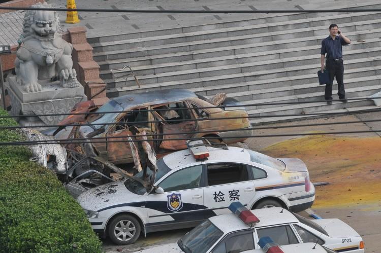 <a><img src="https://www.theepochtimes.com/assets/uploads/2015/09/114726608.jpg" alt="An official standing beside damaged cars at a government office after an explosion occured in Fuzhou city, east China's Jiangxi province on May 26.  (STR/AFP/Getty Images)" title="An official standing beside damaged cars at a government office after an explosion occured in Fuzhou city, east China's Jiangxi province on May 26.  (STR/AFP/Getty Images)" width="320" class="size-medium wp-image-1802244"/></a>
